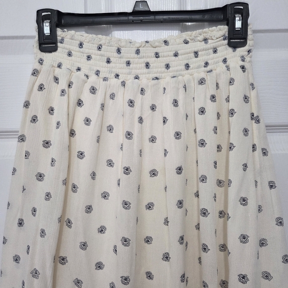 Old Navy San Francisco Cream Blue Floral Smocked Pull on Midi Skirt Size XS Boho - Picture 5 of 10